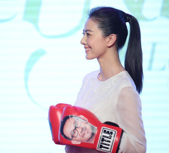 简单的马尾,高圆圆也能扎出青春可爱的味道.