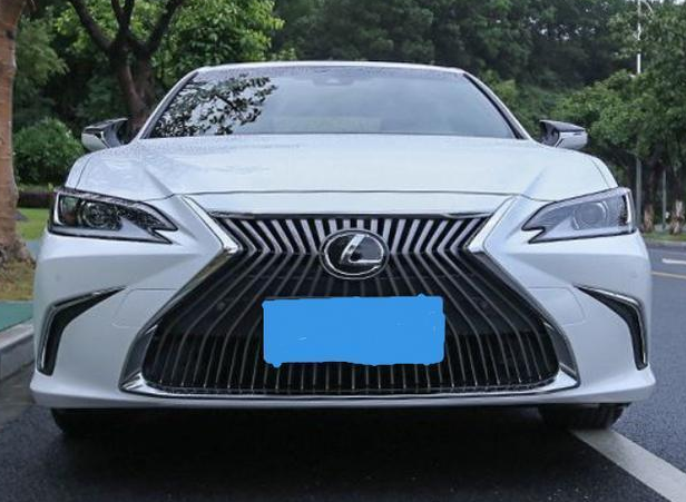 这辆雷克萨斯es200h相比较老款的区别,最明显的就是中网的设计上面.