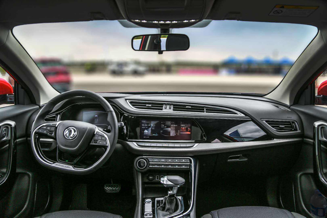 汽车看点 自媒体 正文进入车内,新一代风神ax7的内饰设计风格与现款在