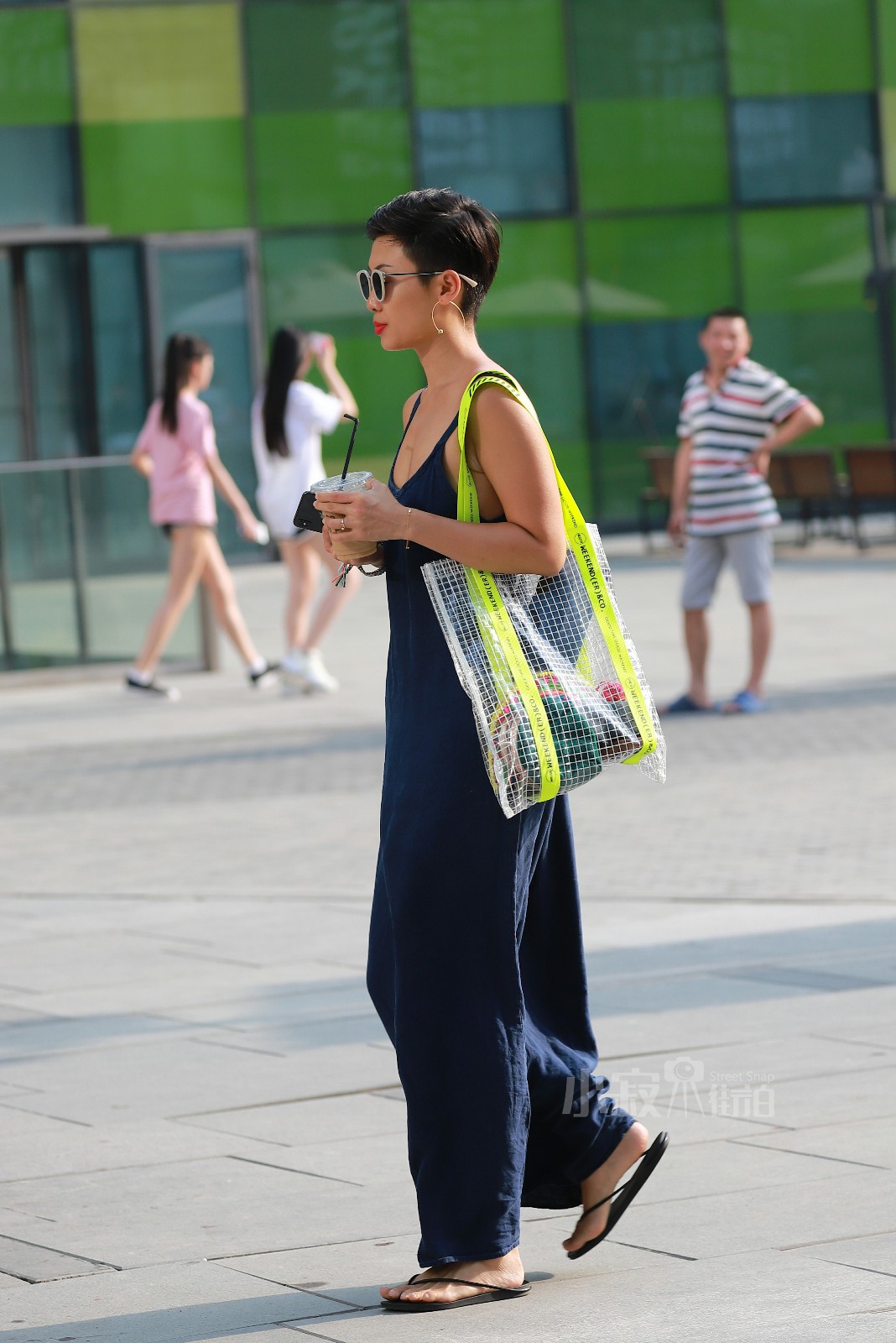 街拍小清新范的女孩广场上享受阳光身材姣好引人流连