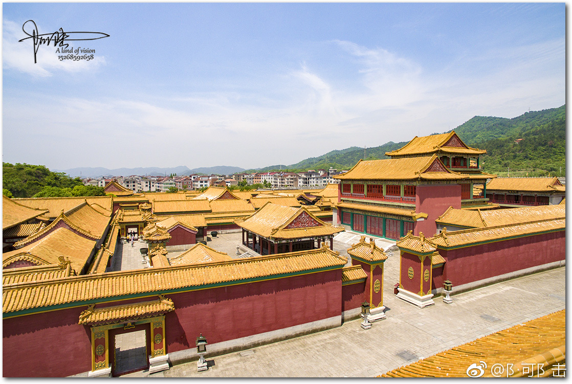 横店的节目层出不穷,喜剧节到5月26日止,欢声笑语于宫廷楼宇间