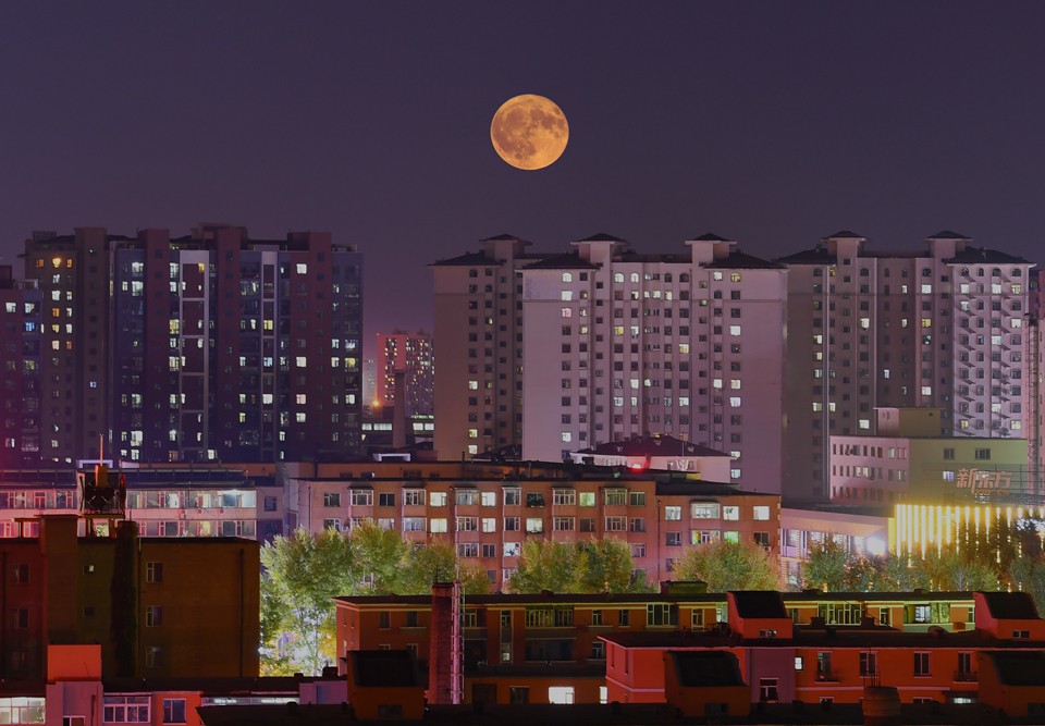 十五的月亮十六圆 美丽月色与城市霓虹交相呼应