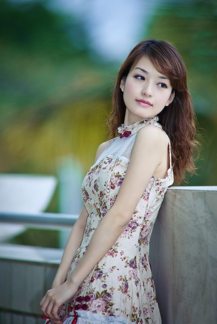 镜头下一个长发唯美可爱花裙丽人|人像|可爱|摄影_新浪新闻