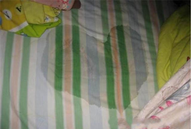 15岁女孩每天尿床,到医院检查后医生怒斥女孩妈妈!