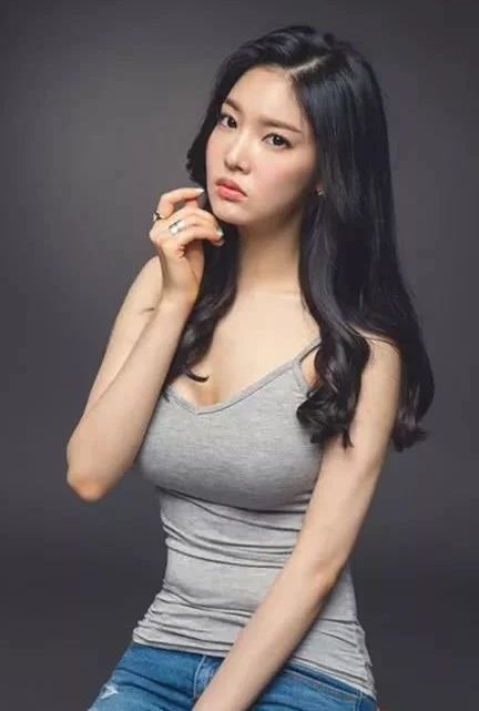 街拍,30多岁的小姐姐身材略走样,破洞裤拉升气质,很女人味!