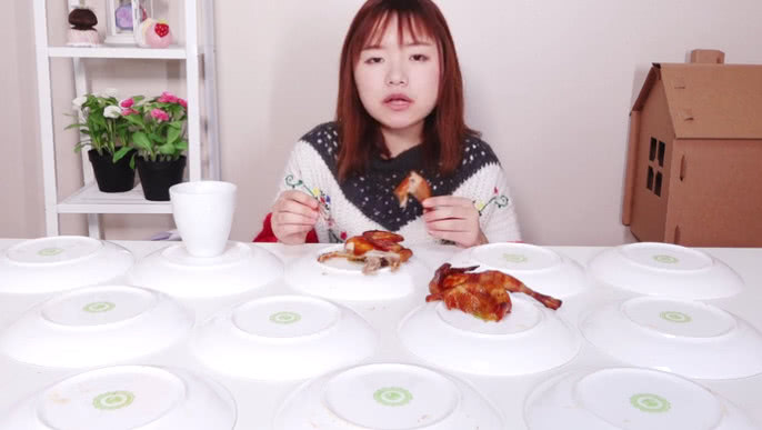 大胃王余多多挑战狂吃的12只香喷喷烤鸡,不过瘾再来10只!