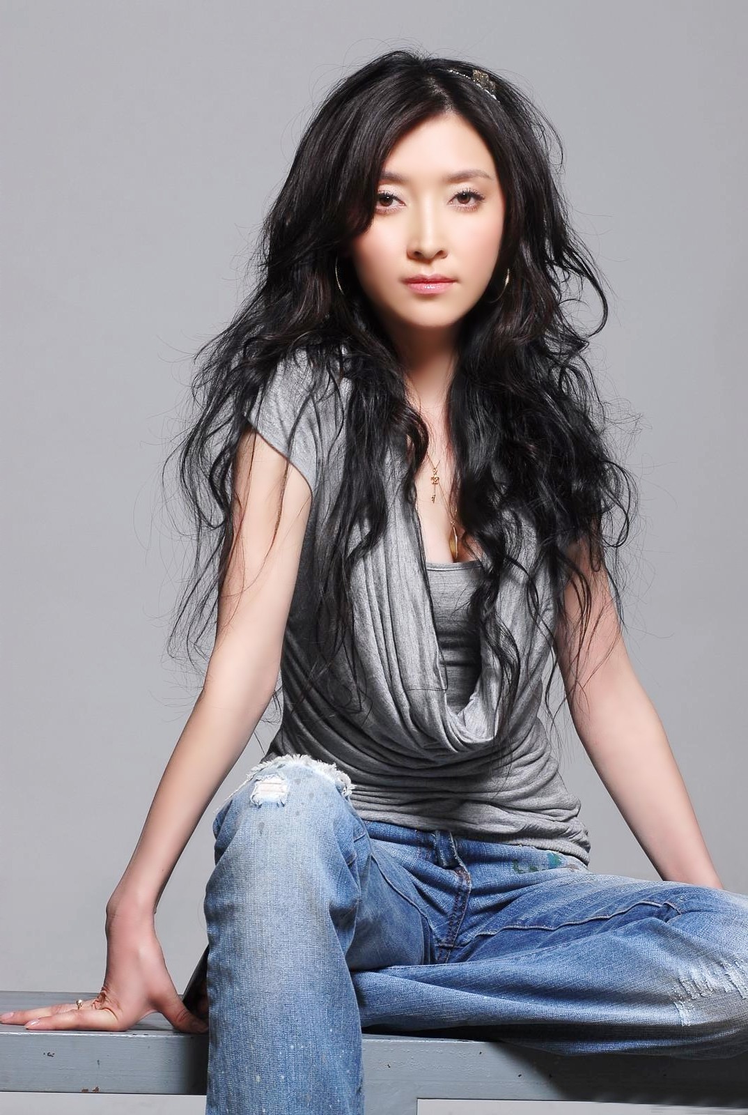 摄影棚下一个秀发飘逸的现代潮流美女|人像|秀发|女神_新浪新闻