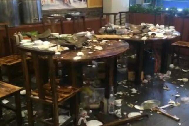 小舅子三十才有对象,订婚宴吃到一半,我怒把桌子掀翻