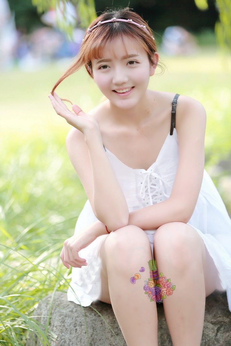 阳光下一个秀丽可爱的美裙姑娘|人像|微笑|美女_新浪新闻