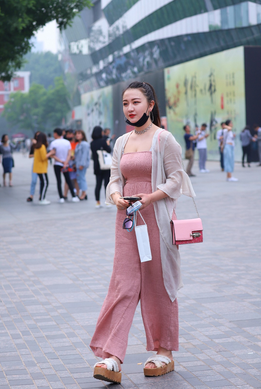 街拍:夏季来临,女孩们换上夏装,街头诠释最新时尚魅力