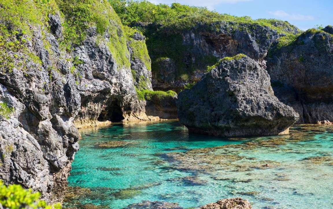 纽埃岛 它的字面意思是"看椰子",niue最出名的是在美丽的珊瑚礁中浮潜