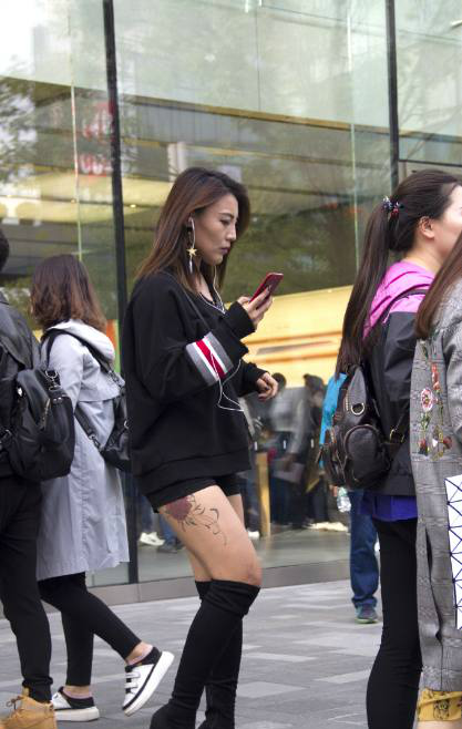 街拍穿紧身短裤的小姐姐短裤很勒三角区的痕迹明显