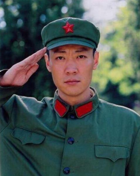 朱媛媛的老公辛柏青也是一个实力演技派,这些年来一直活跃在话剧的
