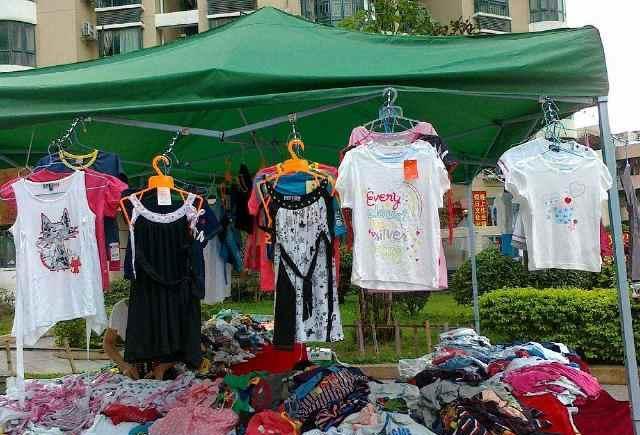 其实地摊衣服并没有大家想的那么差,相反,有些地摊货都是从超市折扣买