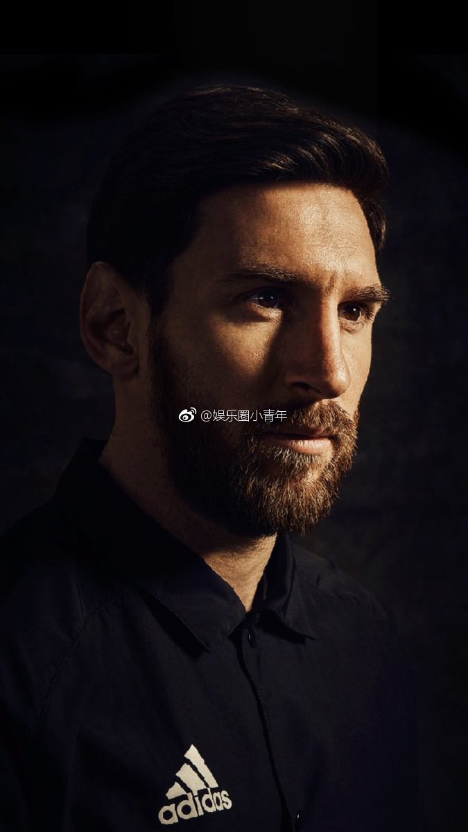 梅西照片看着说不出的感受,心疼梅西,他站在那里