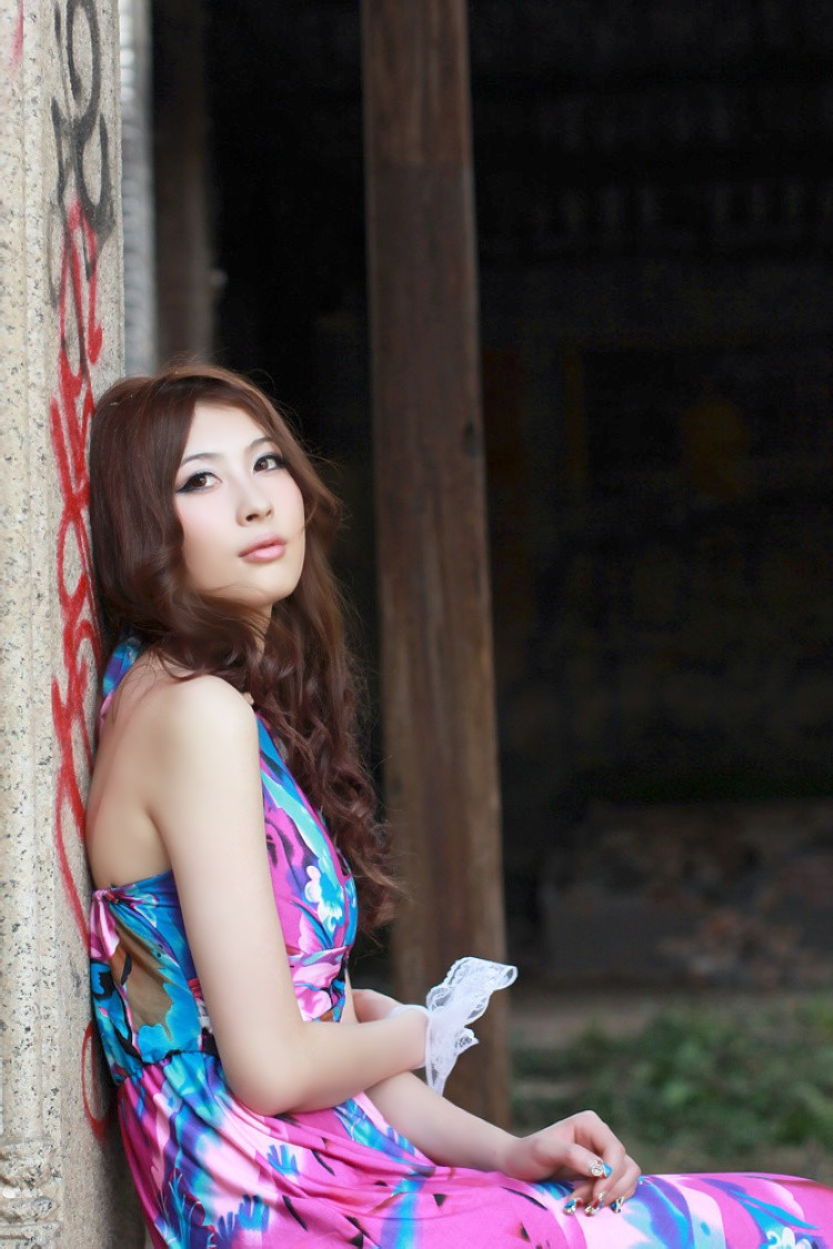 周末外拍户外里的一个长发美裙姑娘_新浪看点