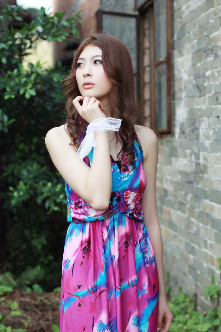 周末外拍户外里的一个长发美裙姑娘|人像|裙装|摄影_新浪新闻