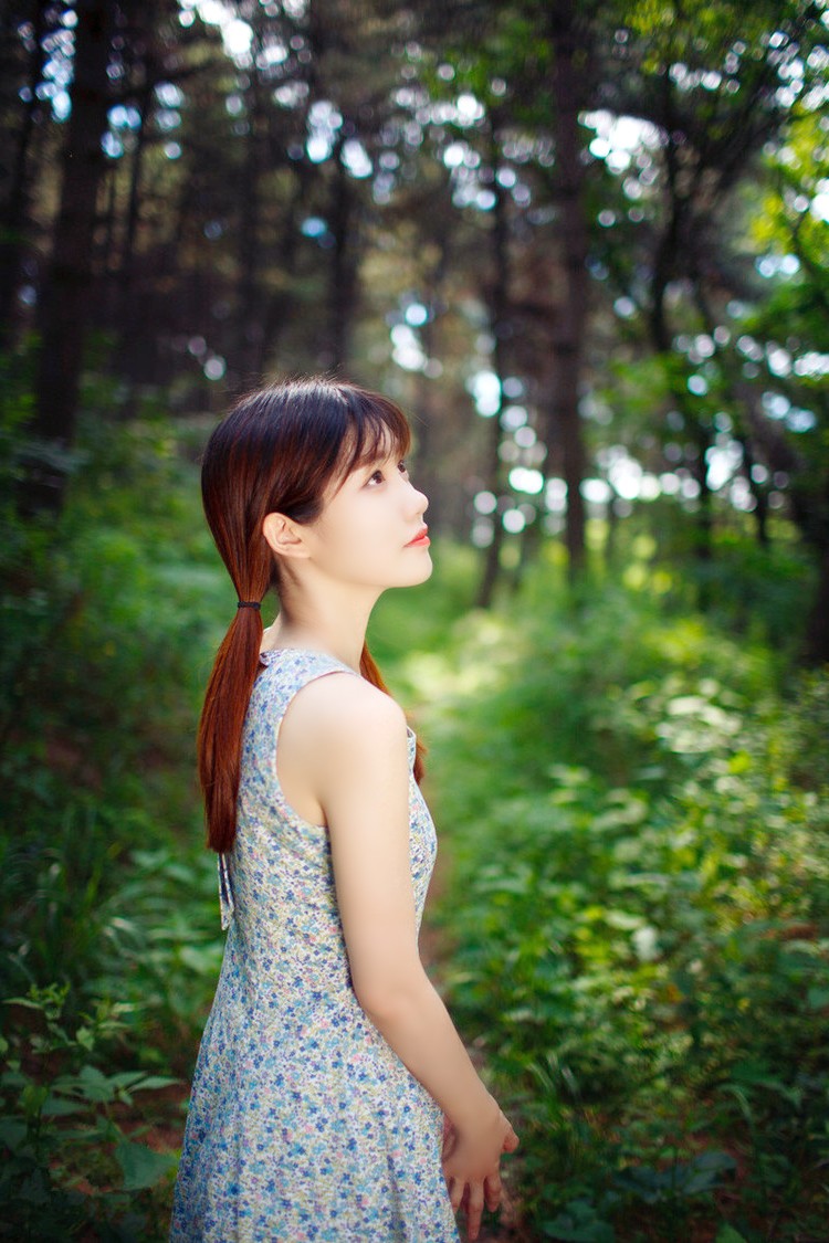 林荫树下一个青涩美丽可爱的小女子|人像|美景|姑娘_新浪新闻