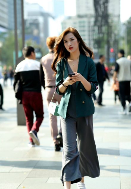 街拍美图,优雅清新的搭配,随意又美丽,让你变不老女神|街拍|美图|女神_新浪新闻