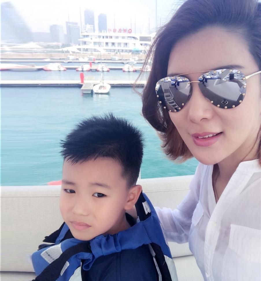 奥运冠军夫妻庞伟杜丽近照:杜丽肤白貌美变化太大,儿子已8岁