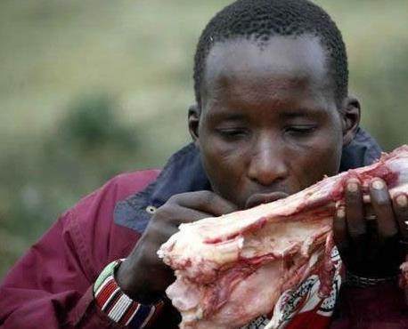 非洲人吃土照片图片