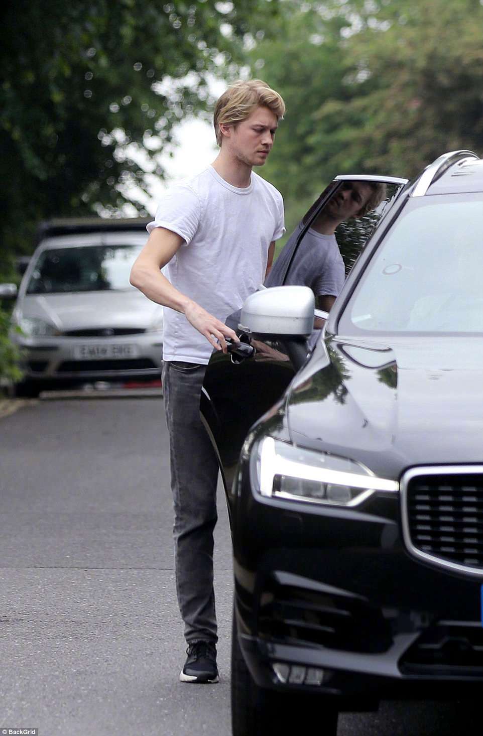 霉霉taylorswift和男友joealwyn当地时间5月30日在伦敦的一家传统