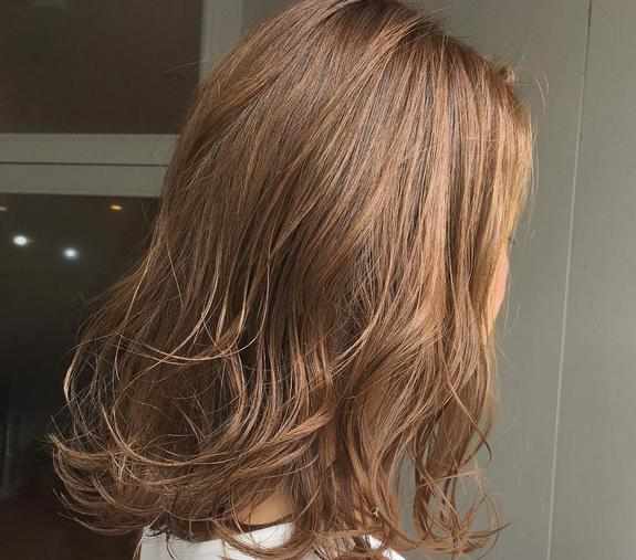 檀棕色不管你的肤色偏黄还是偏白,都很适合这个发色,它一点都不挑人