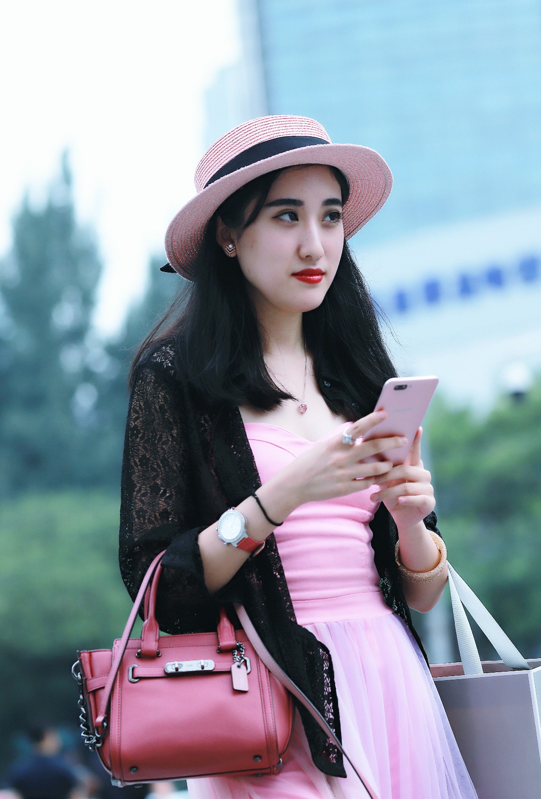 街拍:流行在上个世纪风格的端庄美女现身三里屯,时尚又复古