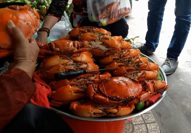 越南卖螃蟹大妈成网红,卖的螃蟹满满蟹黄,每天200只不够卖!