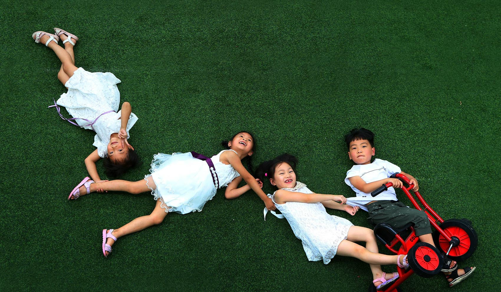 幼儿园最萌毕业照来袭创意秒杀大学生