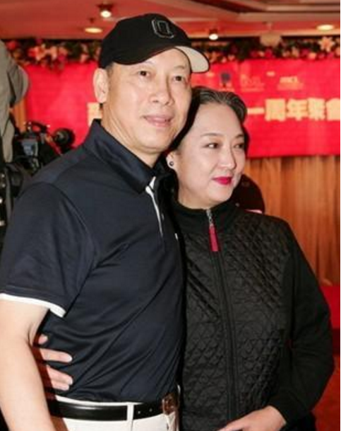 岳华病逝!年轻时他曾和陈鸿烈一起追郑佩佩,还为了她跟老婆离婚