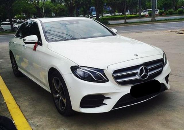 小伙花46万买辆白色奔驰e200l,朋友:第一眼看还以为是奔驰c级