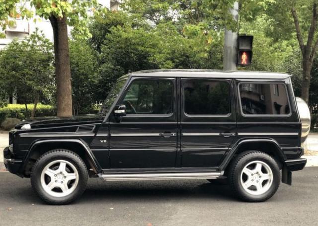 越野车的车友,我们在路上看到了他的座驾,就是这辆黑色的老款奔驰g500