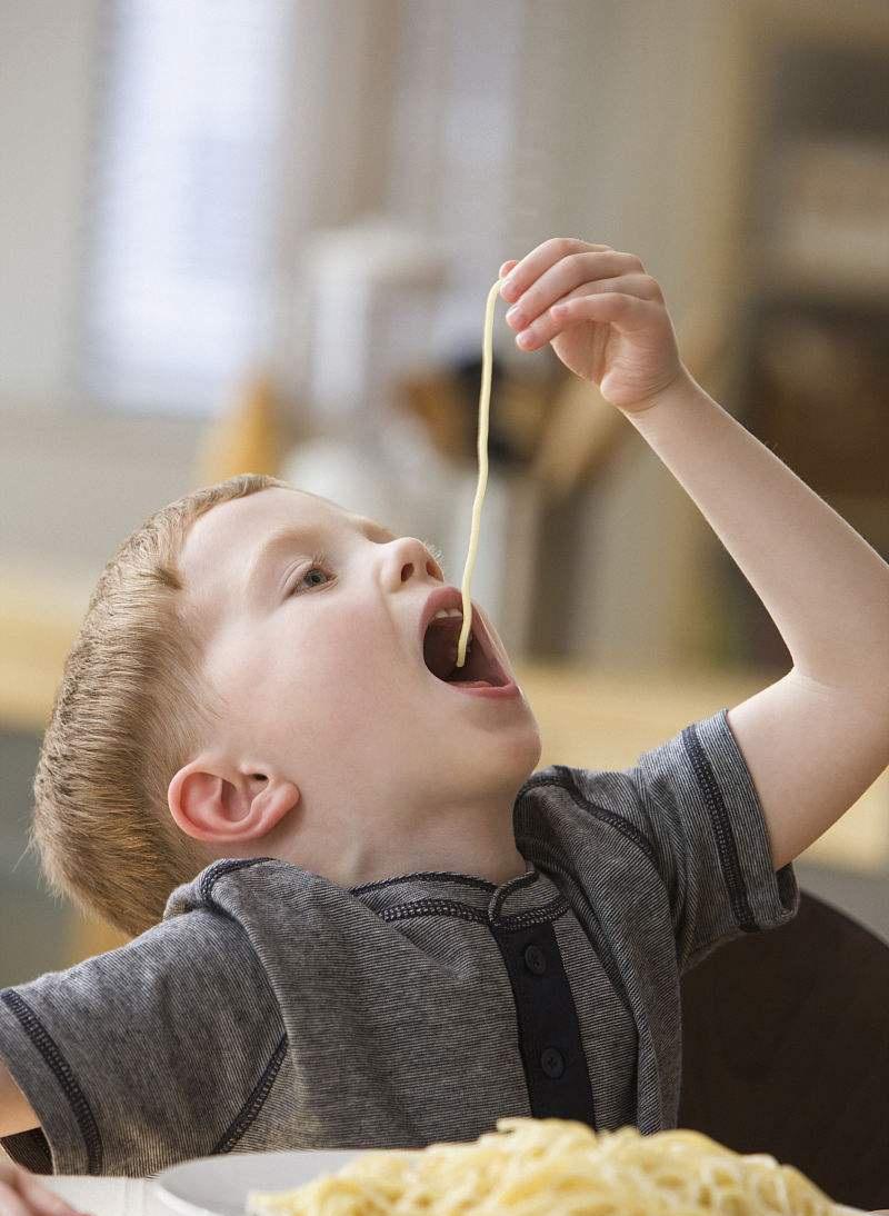 说到吃面条,还是老外下功夫,大人孩子都是卯足了劲,吃相真可爱