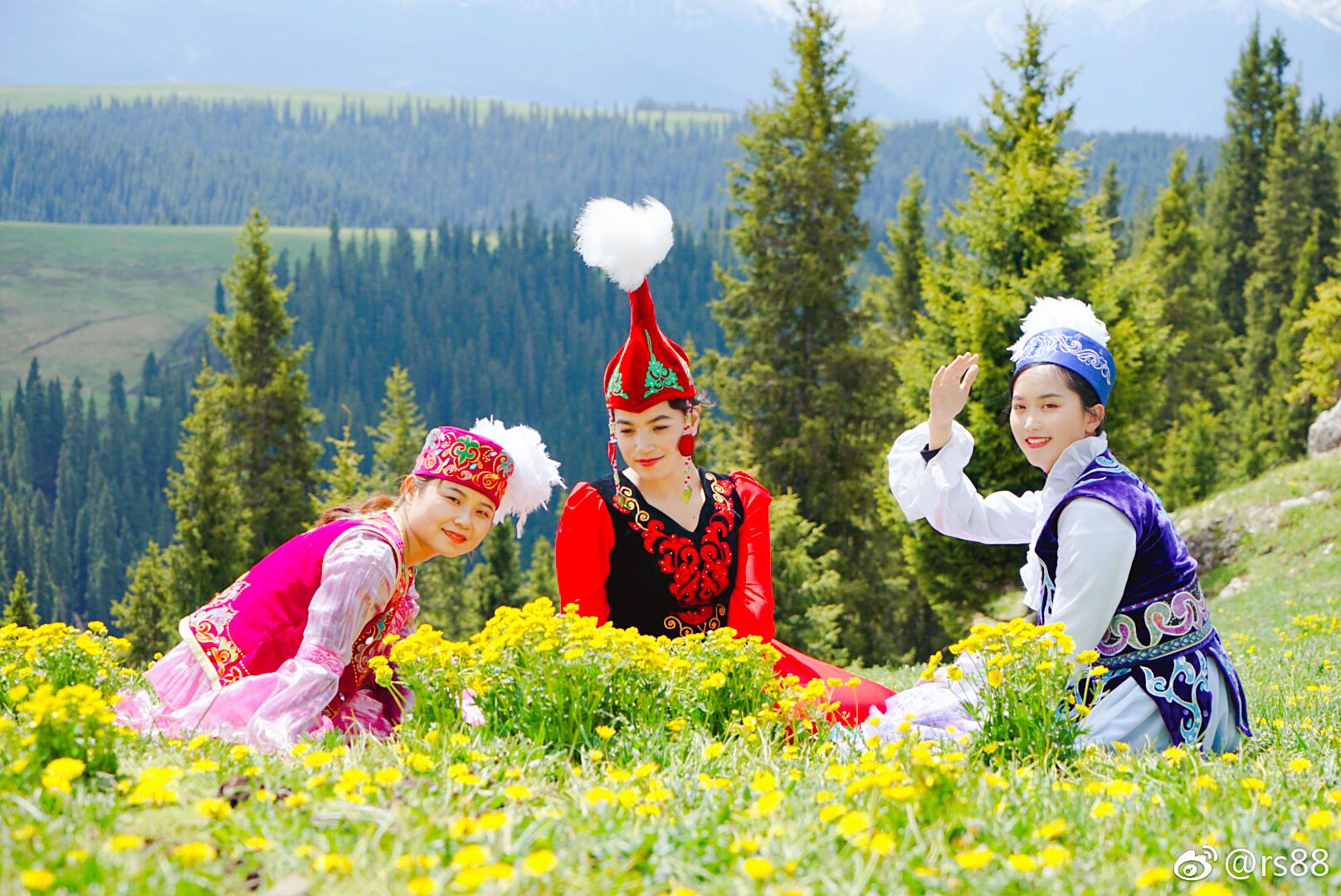 的花毯,雪山,松林,景色迷人让人陶醉,哈萨克族小姑娘欢笑着朝你奔来