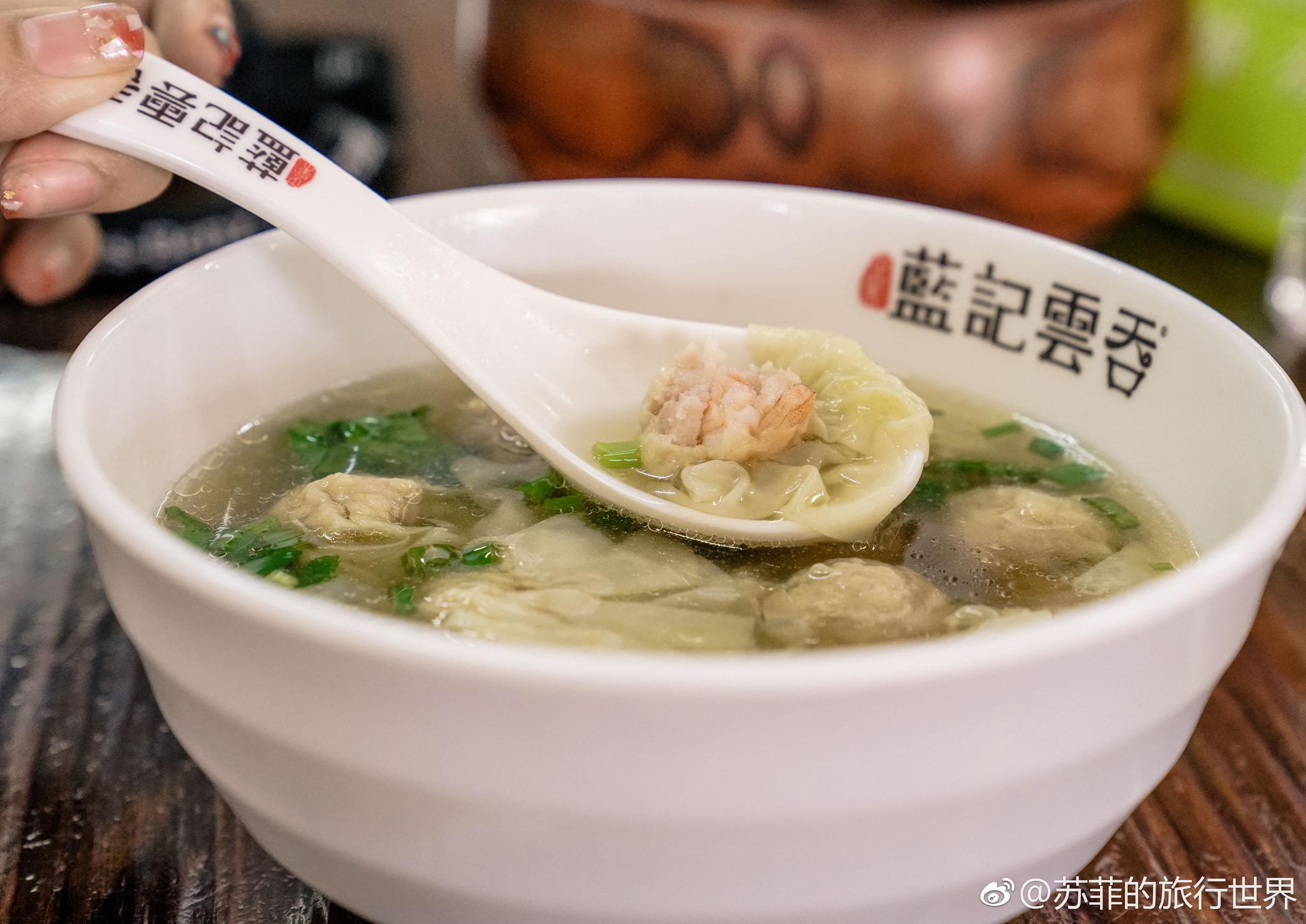 百年汤头,皮薄馅美,夜深了,来一碗正果云吞如何?