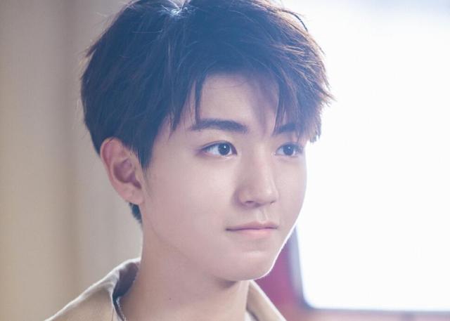 王俊凯评论杨紫微博,炫耀年龄拉仇恨!粉丝回怼