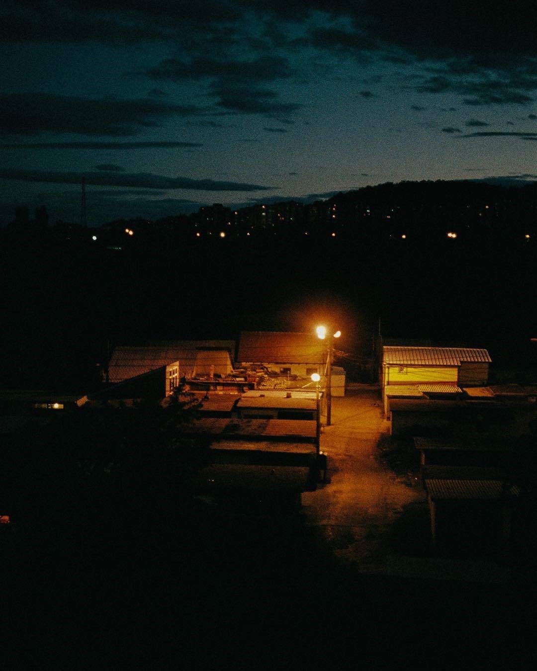 黑夜里闪烁的灯光