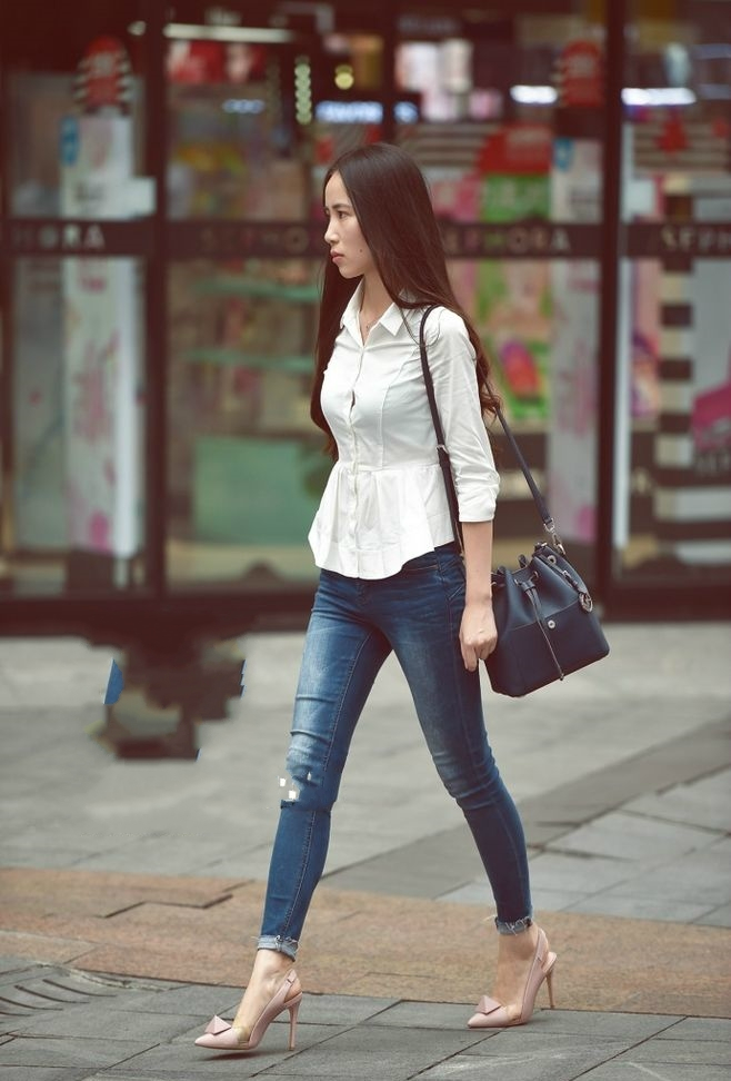 街拍,图五紧身牛仔裤,白色上衣,丰满的美女,走路都自带气场
