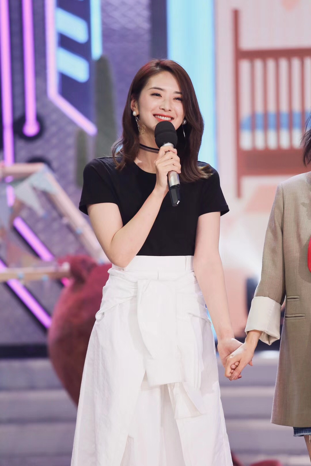 女主持 一家居然住在"毛坯"房然而|天天向上|湖南卫视|刘烨_新浪新闻