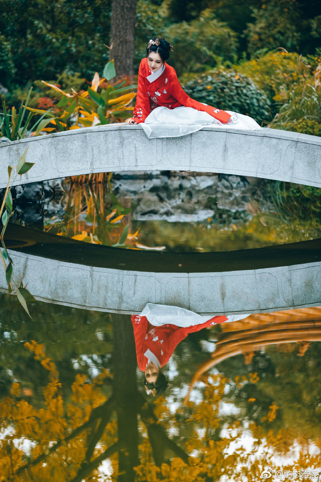 时俗薄朱颜,谁为发皓齿?出镜: @brc-涉江 phx:@憨态雅鹿