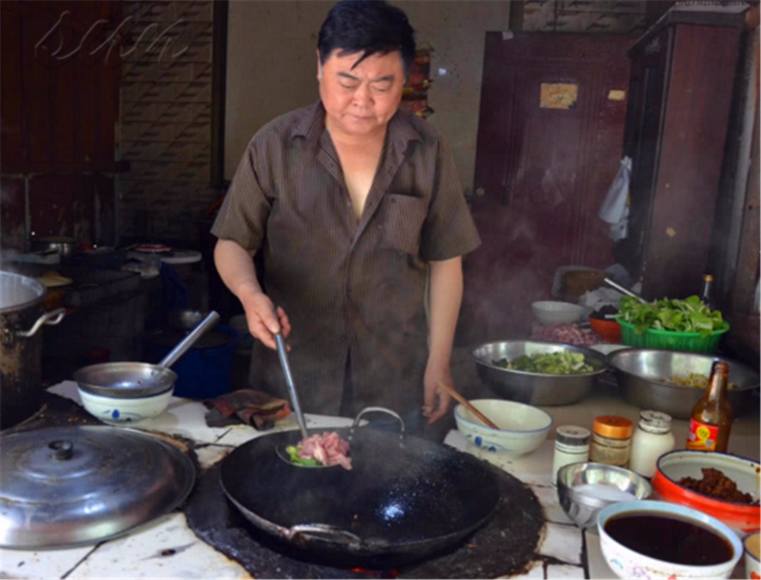 河南老厨师做焖面25年,人称"焖面大王",如今归隐也有人来吃