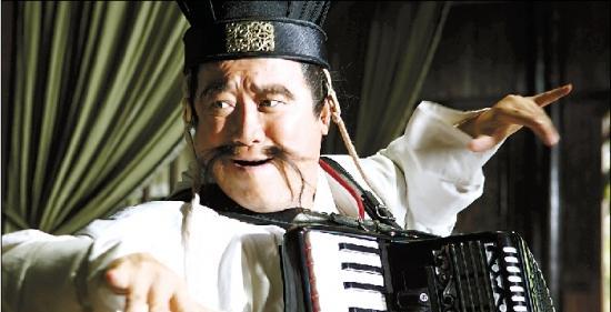 五,曾志伟,曾志伟果然还是搞笑明星,他的诸葛亮带有无厘头的风格,成了