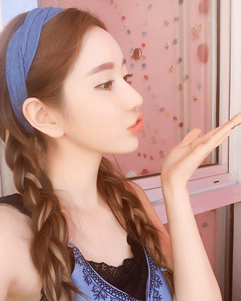 街拍:连体裤裙, 她扎了两个麻花辫, 让人充满了保护欲