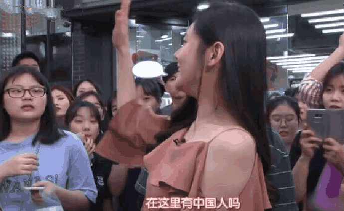 秋瓷炫在韩国街头高喊八个字, 被网友大赞中国好媳妇!