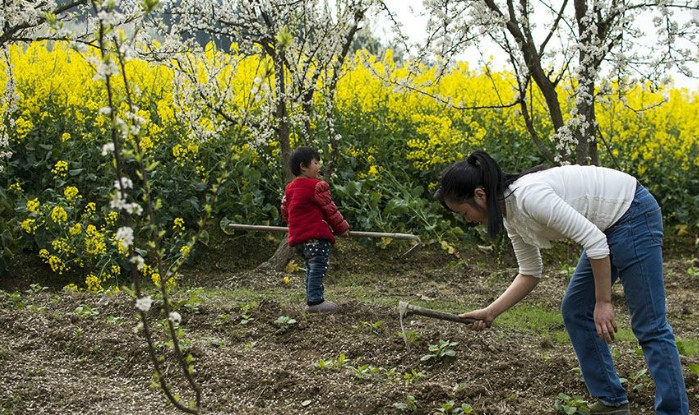 五一放假,城里女人带孩子出去玩,而农村女人带着孩子做这样的事_新浪