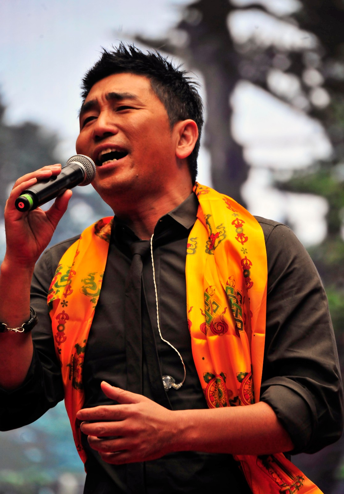 藏族歌手扎西尼玛在演唱 5月1日,2018巴拉格宗"五一"音乐节在云南省