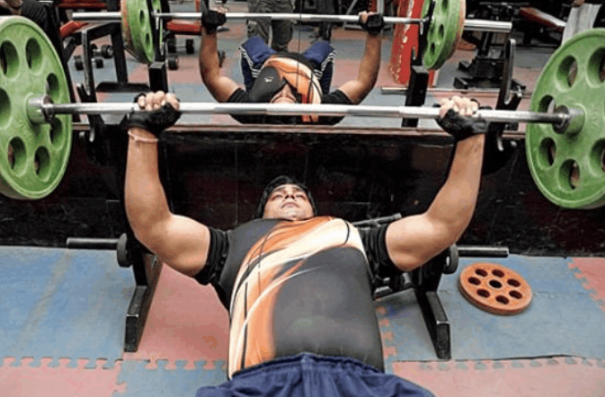 5万村民9成做保镖, 不抽烟不喝酒, 身强体壮很抢手