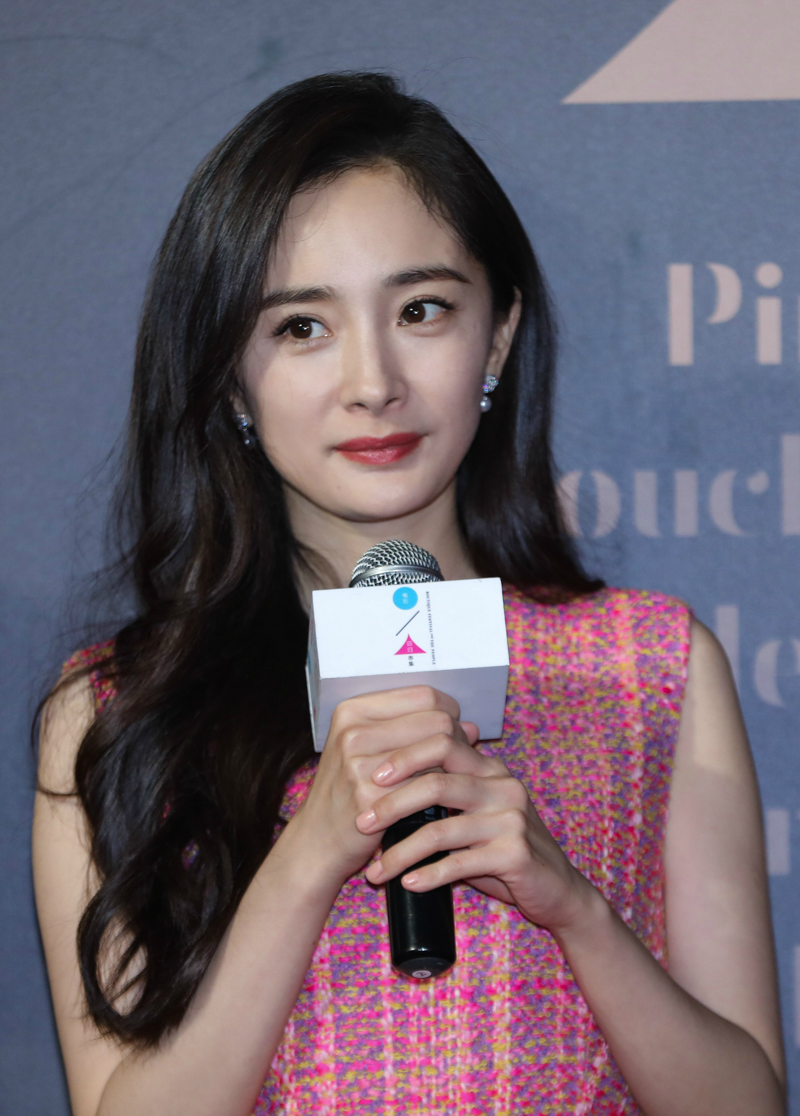 杨幂亮相平遥电影展,宝贝儿,首映礼粉色连衣裙清新亮丽