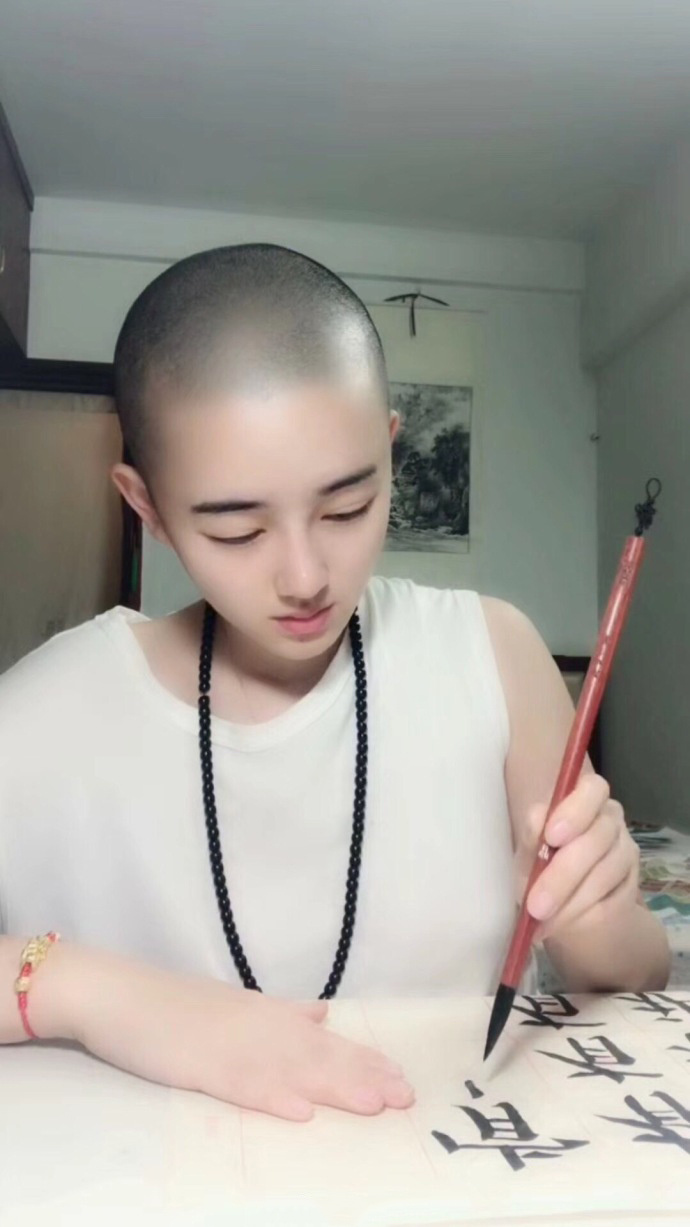 这是我见过最美的光头女孩李沈寄